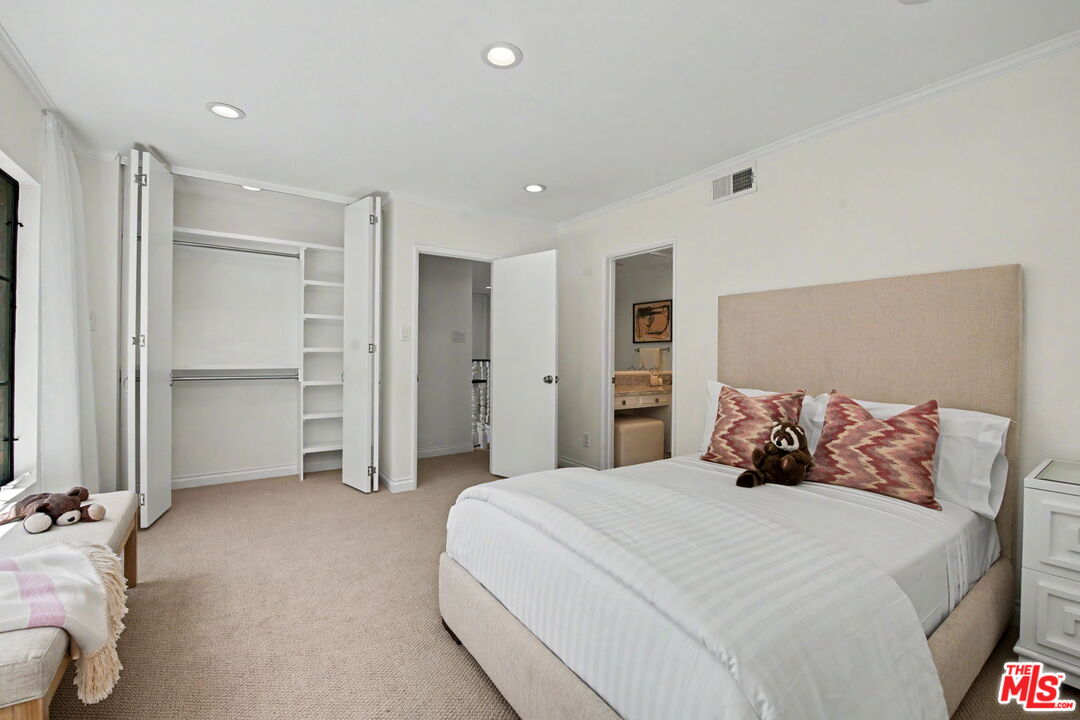 2411 Benedict Canyon Dr
