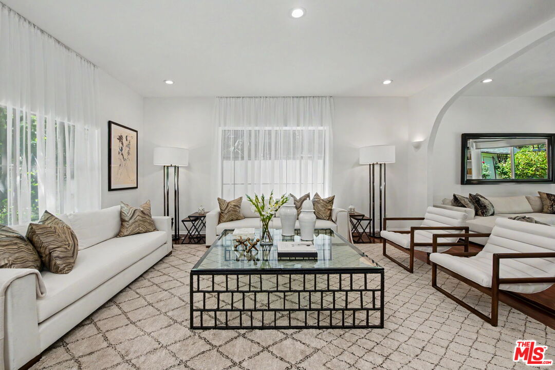 2411 Benedict Canyon Dr