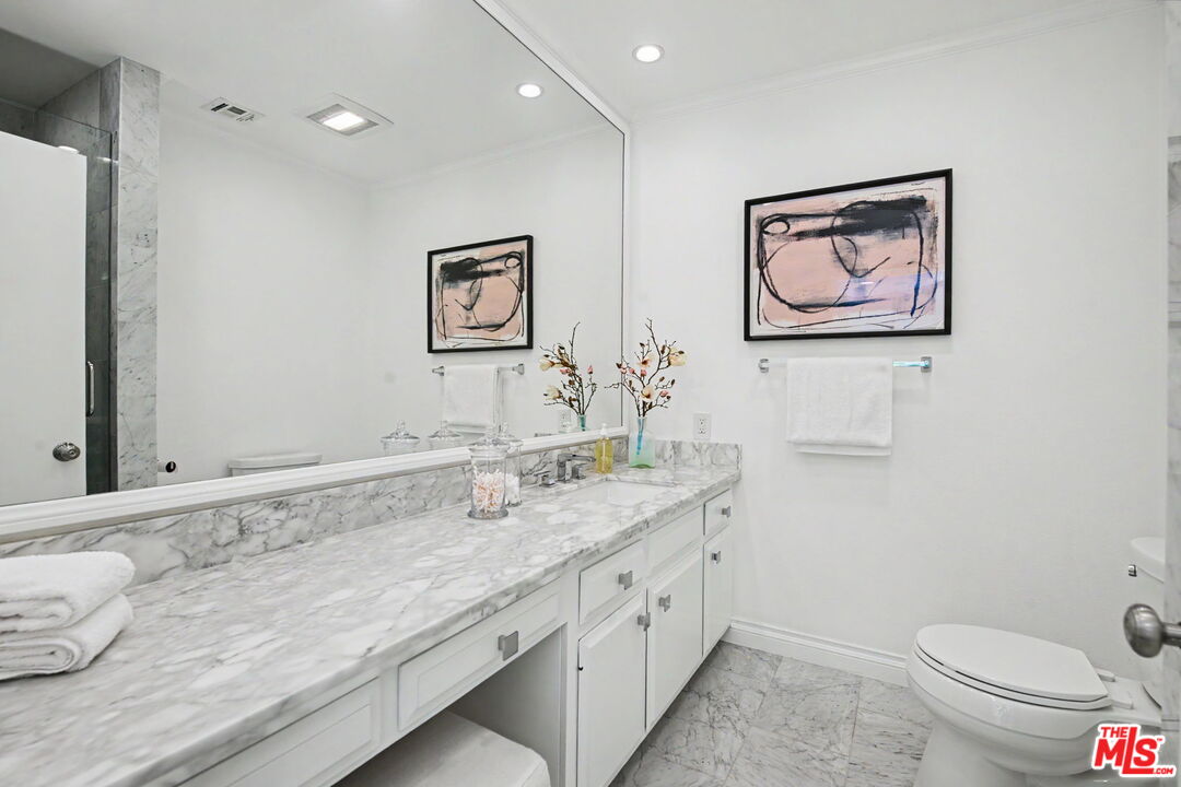 2411 Benedict Canyon Dr