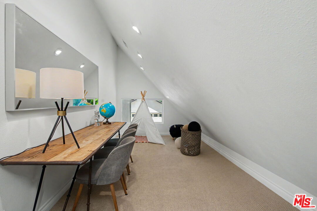 2411 Benedict Canyon Dr
