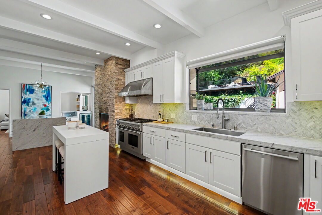 2411 Benedict Canyon Dr