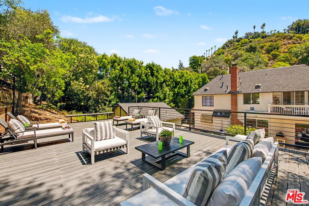 2411 Benedict Canyon Dr
