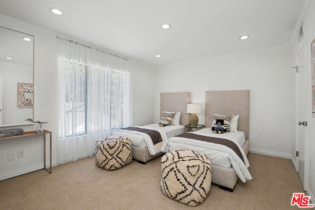2411 Benedict Canyon Dr