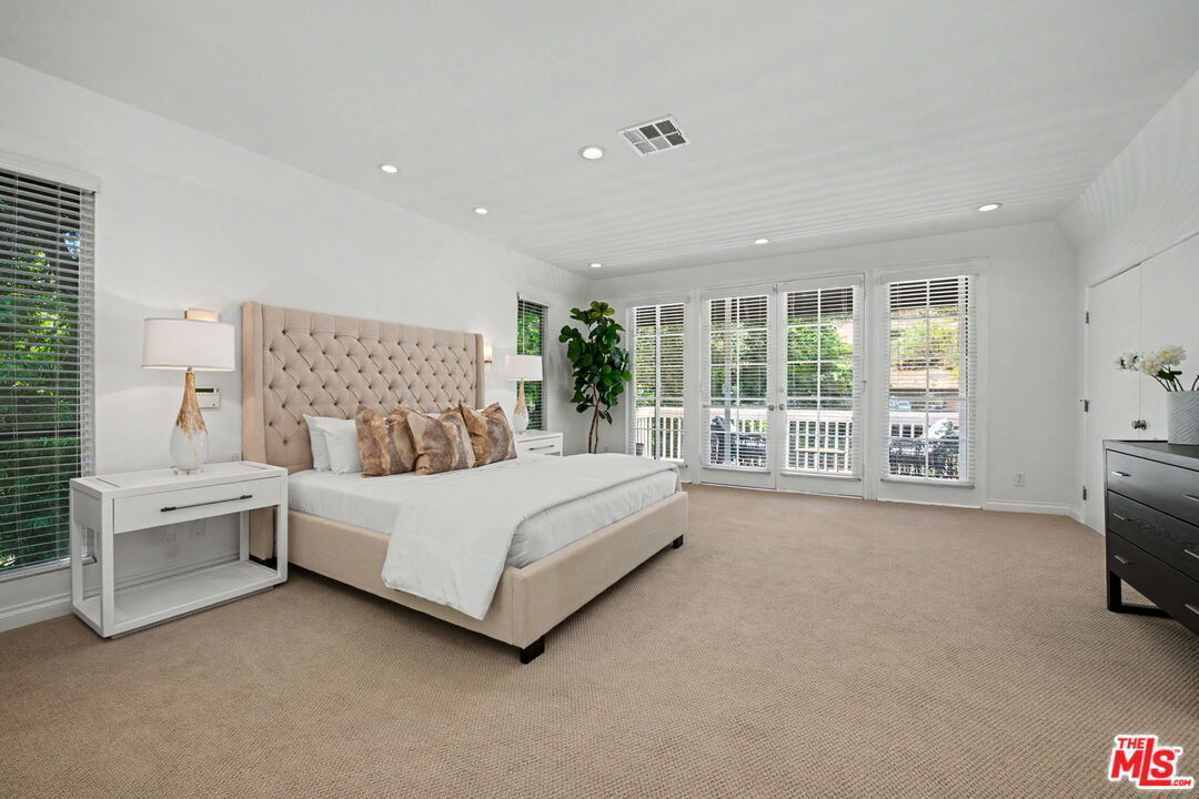 2411 Benedict Canyon Dr