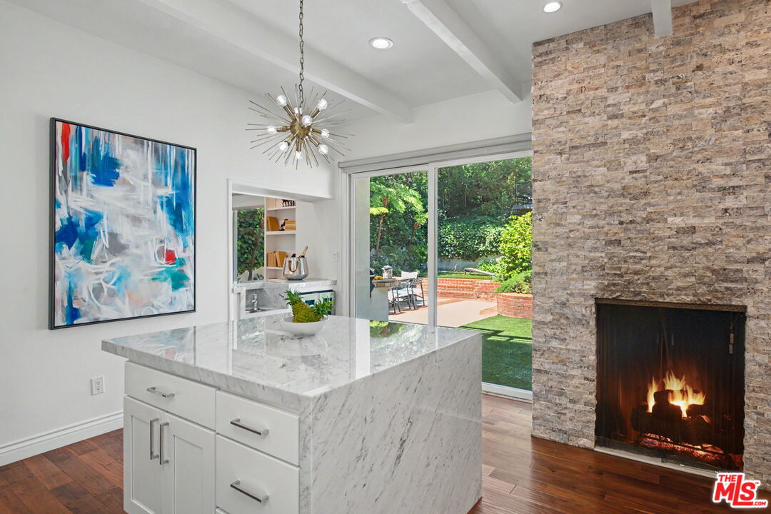 2411 Benedict Canyon Dr