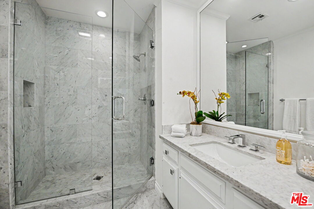 2411 Benedict Canyon Dr