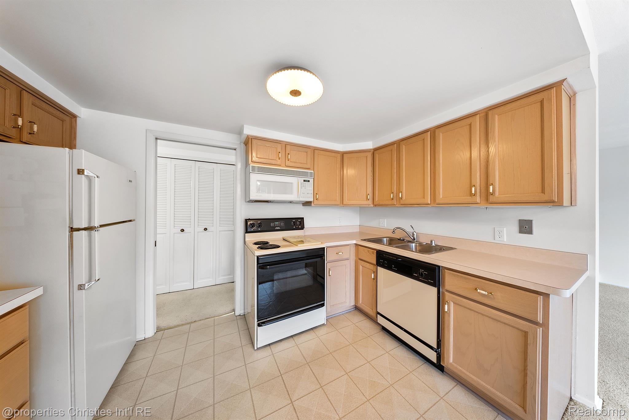 3439 BENJAMIN Avenue 127