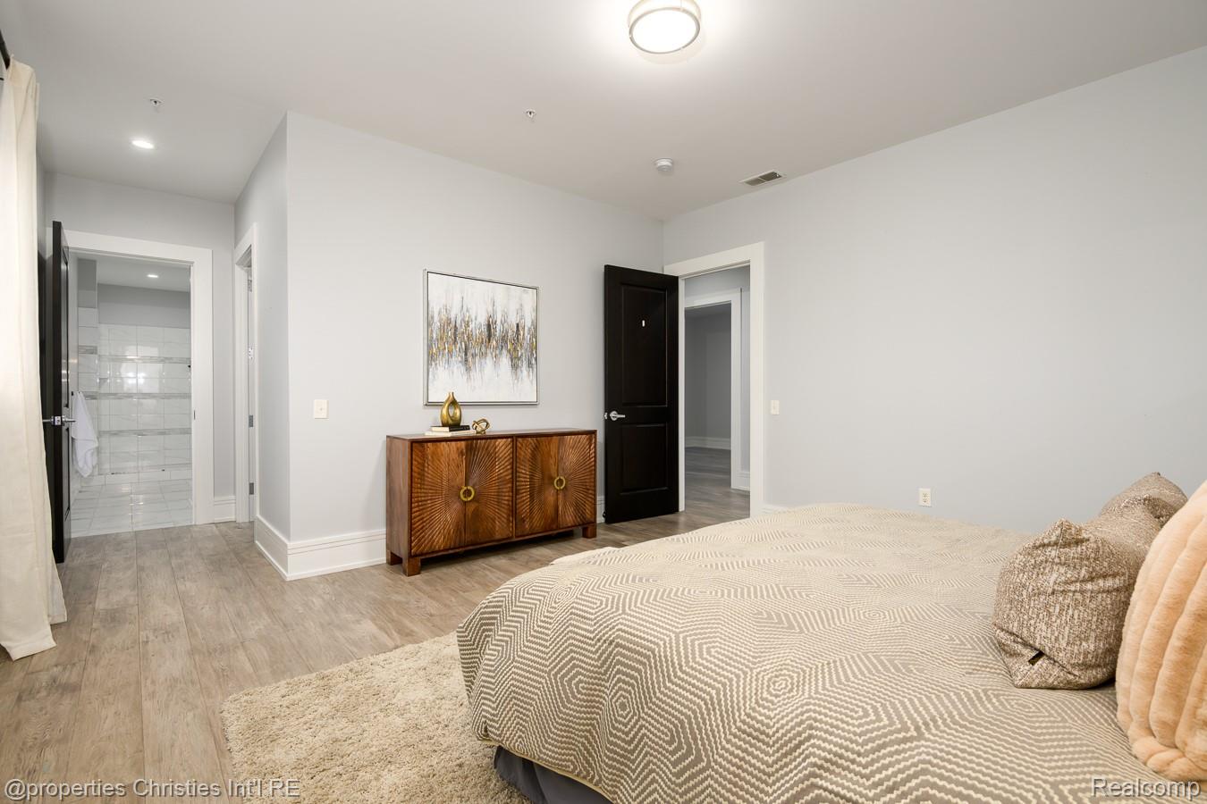 32686 Woodward Avenue E