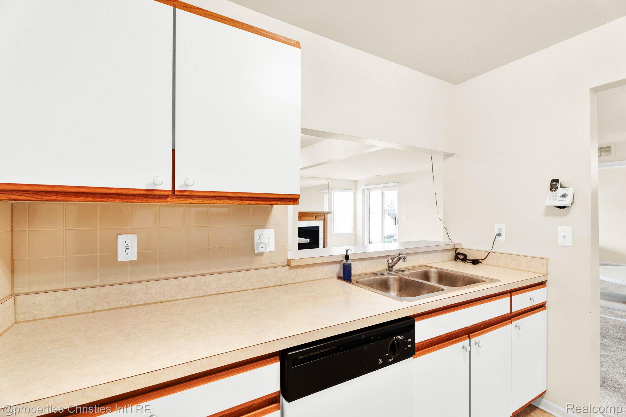 16832 Glenmoor Boulevard