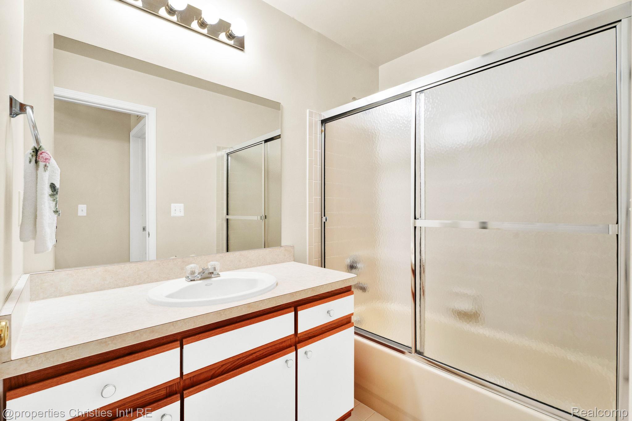 16832 Glenmoor Boulevard