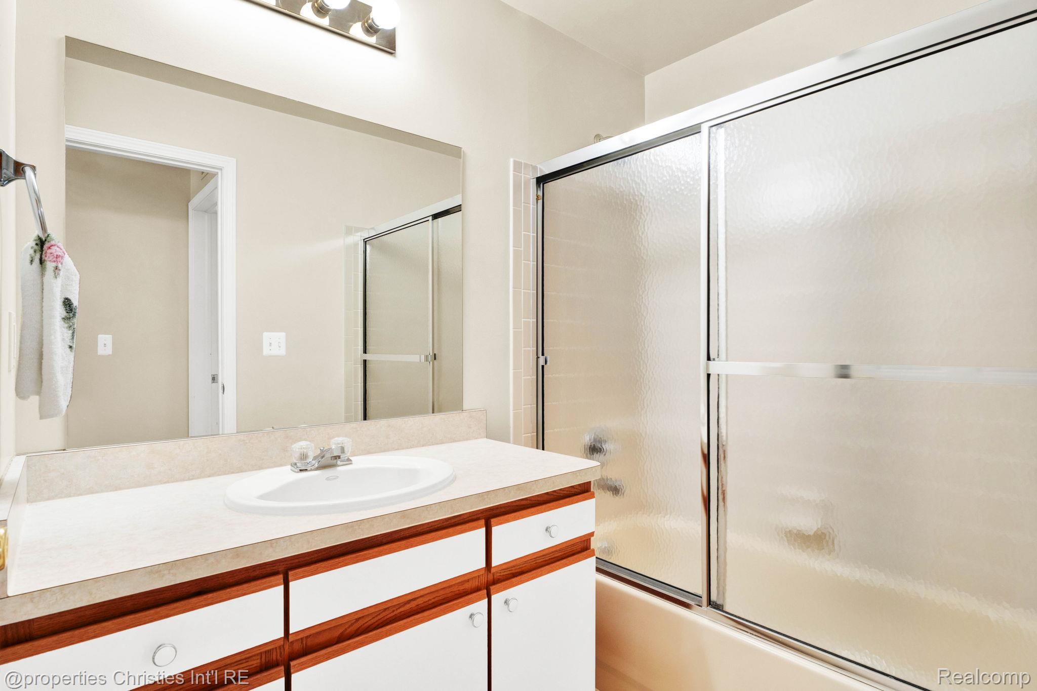 16832 Glenmoor Boulevard