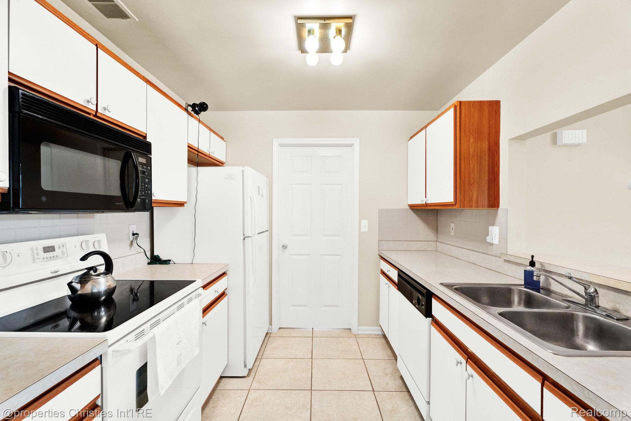 16832 Glenmoor Boulevard