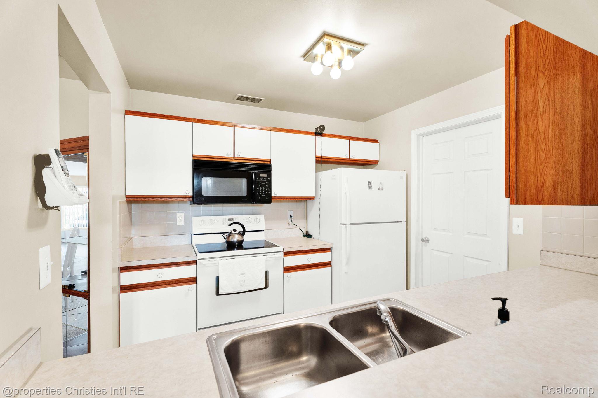 16832 Glenmoor Boulevard