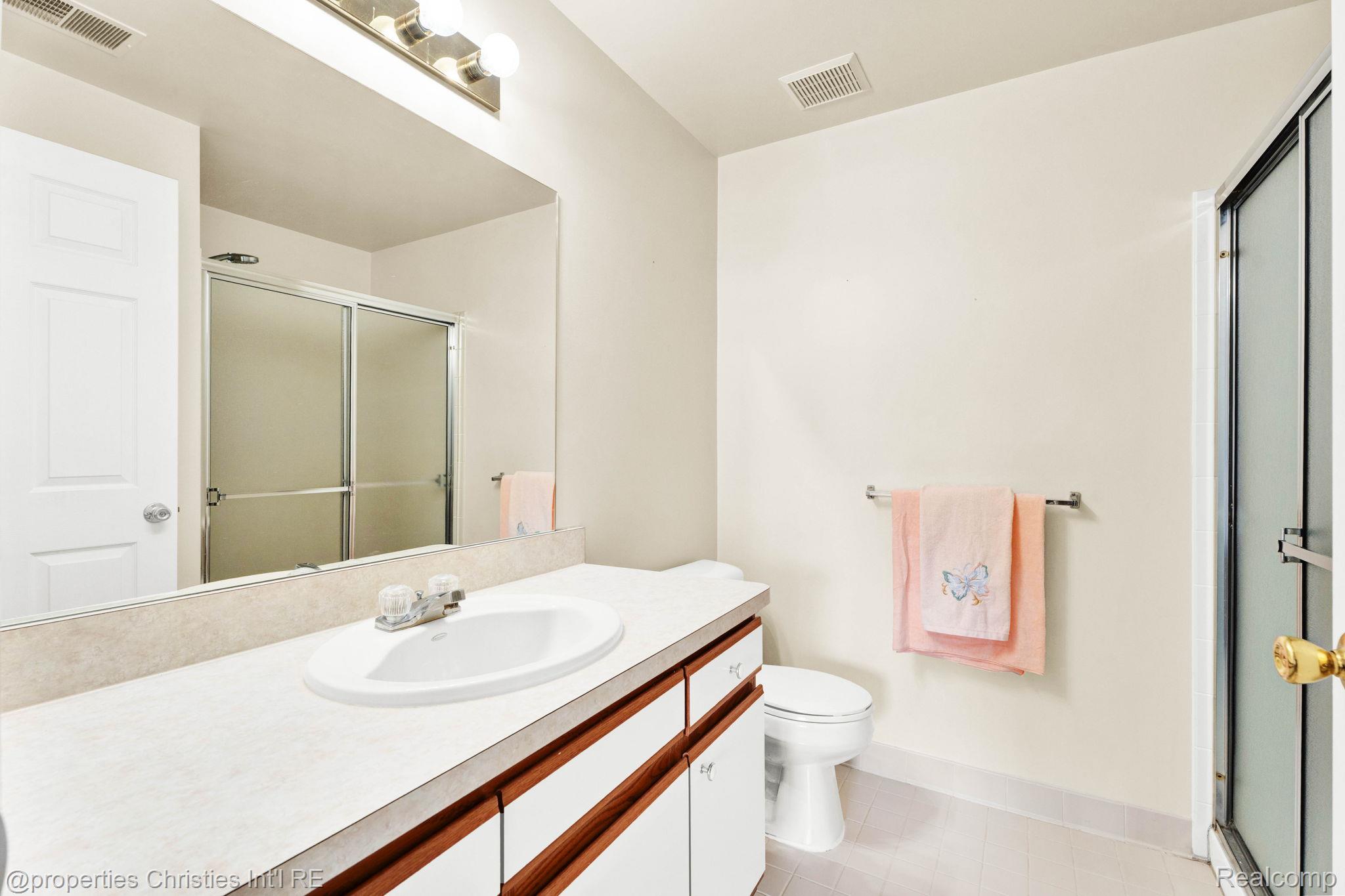 16832 Glenmoor Boulevard