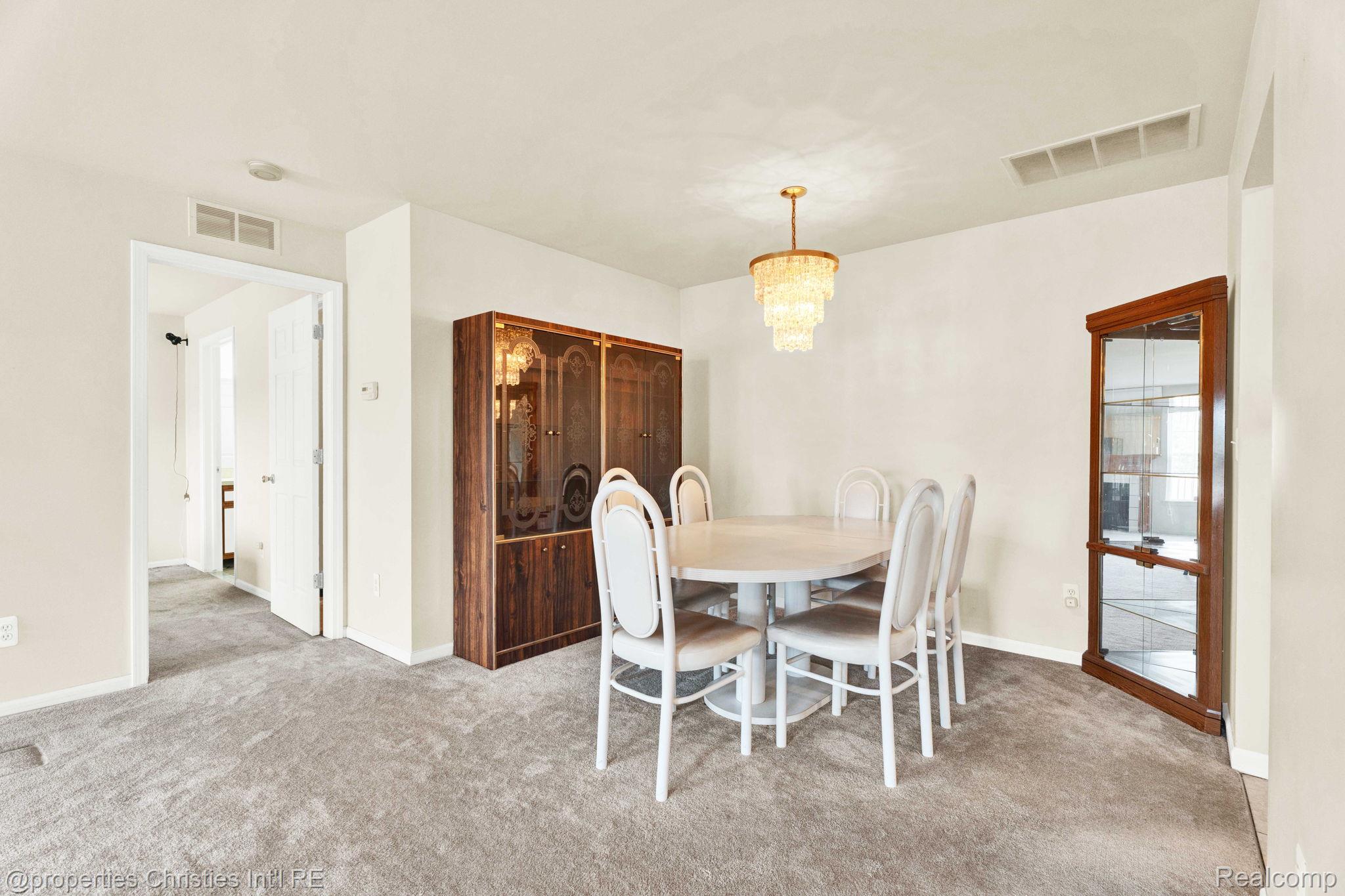 16832 Glenmoor Boulevard