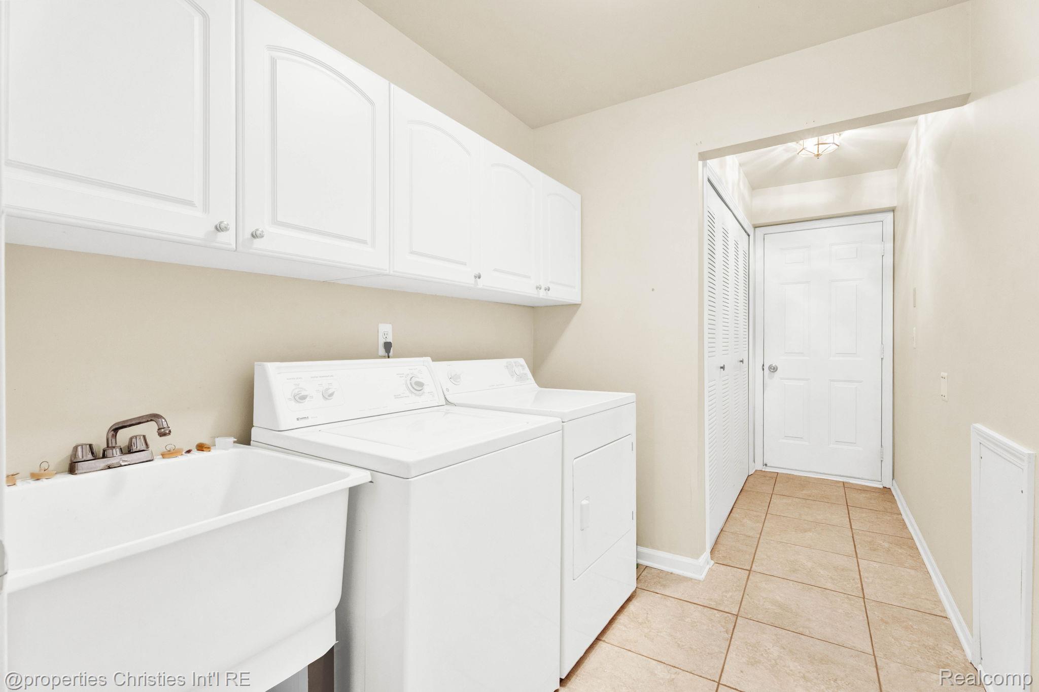 16832 Glenmoor Boulevard