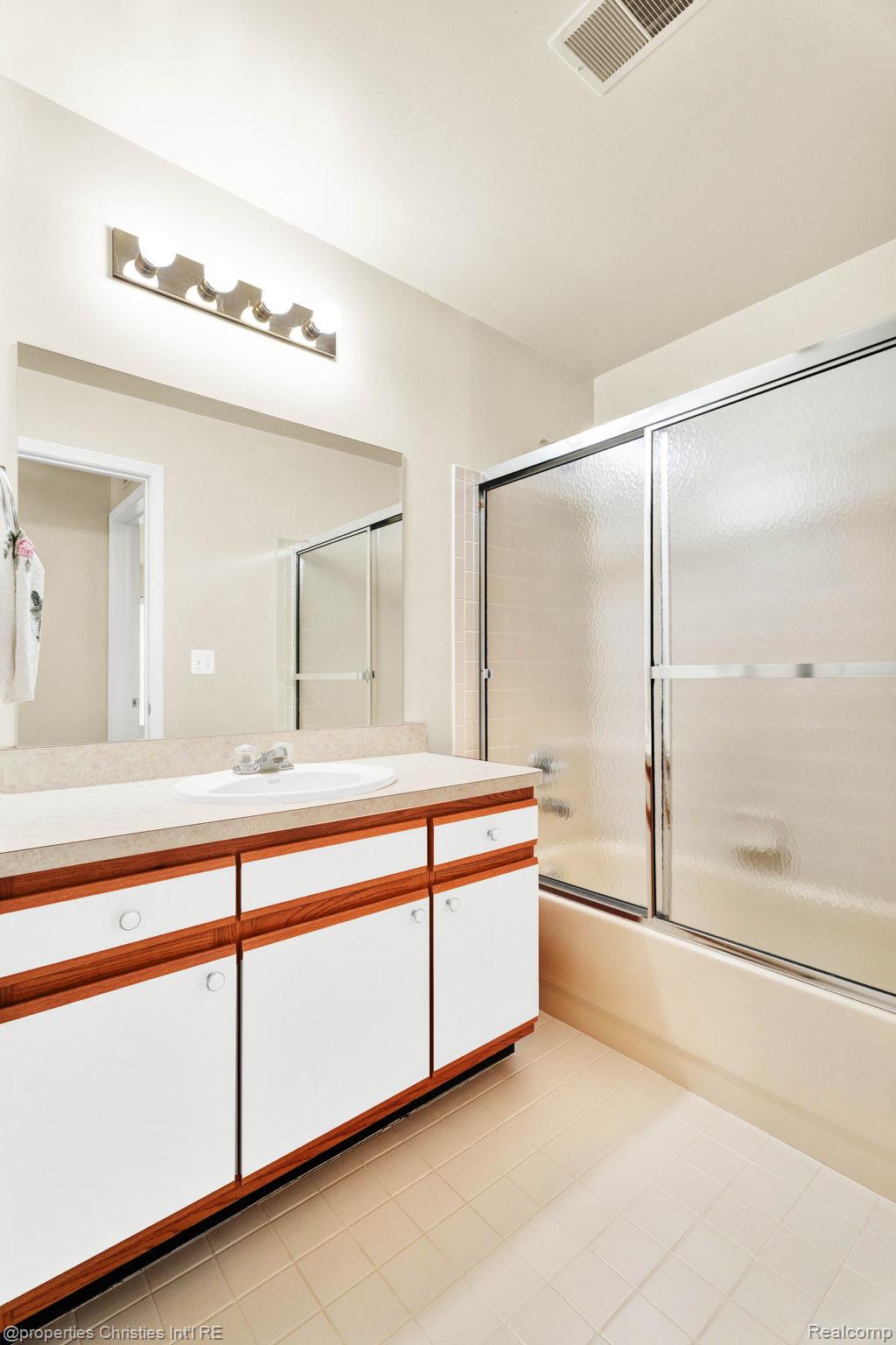 16832 Glenmoor Boulevard