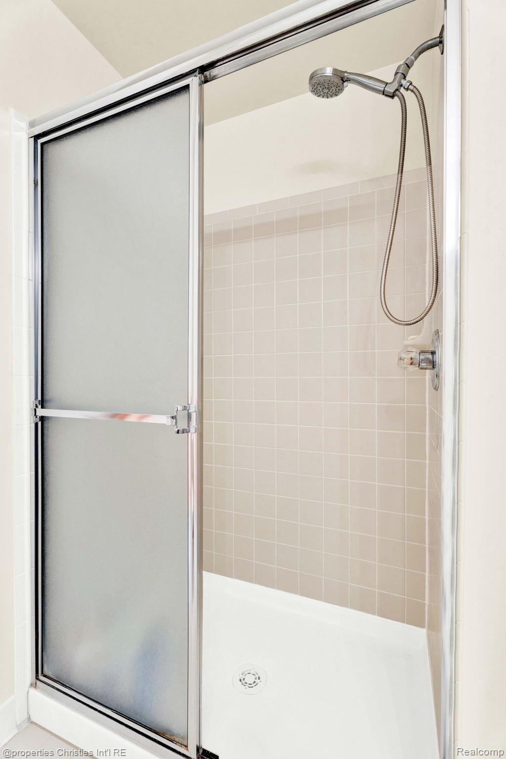 16832 Glenmoor Boulevard