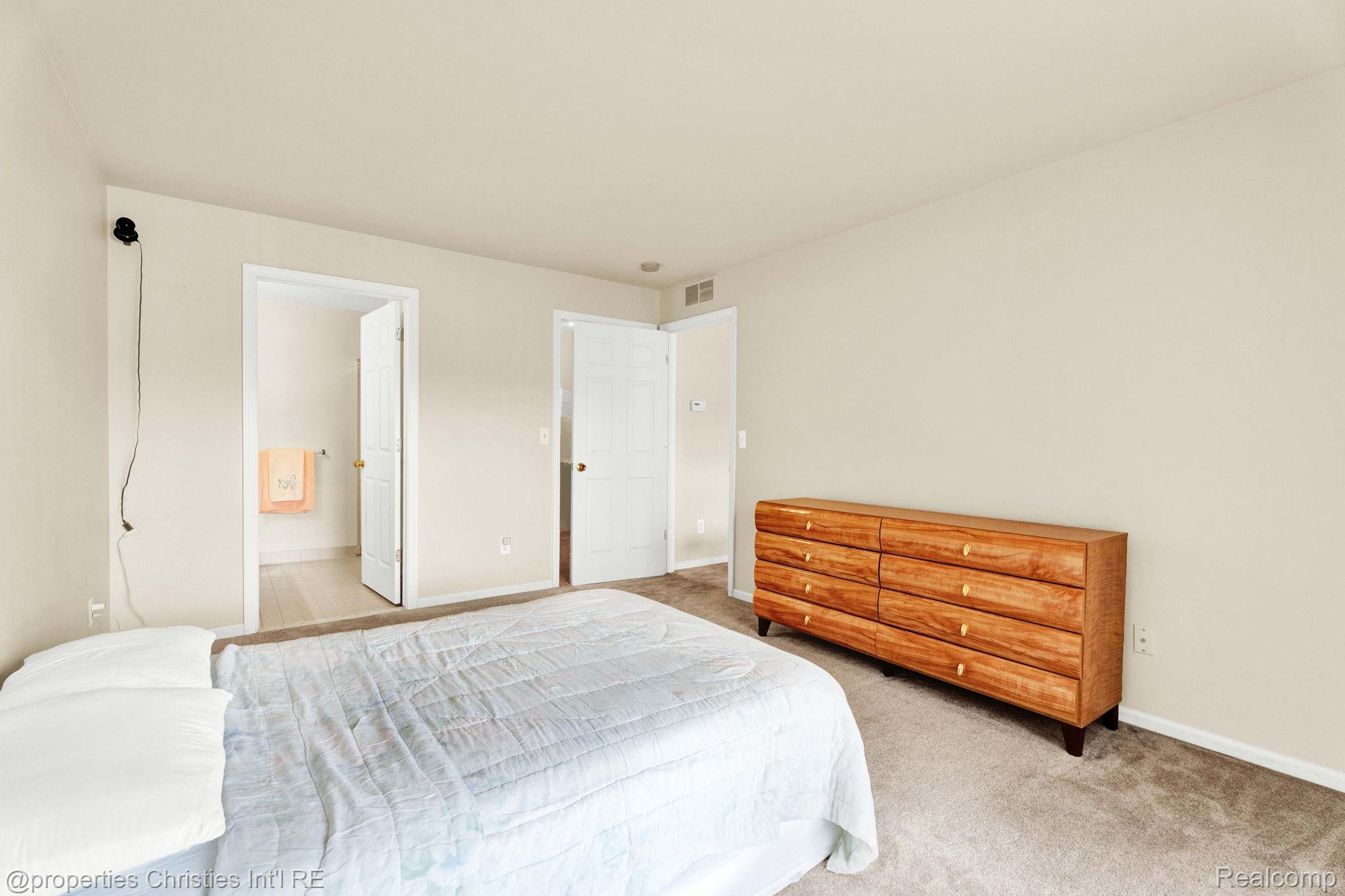 16832 Glenmoor Boulevard