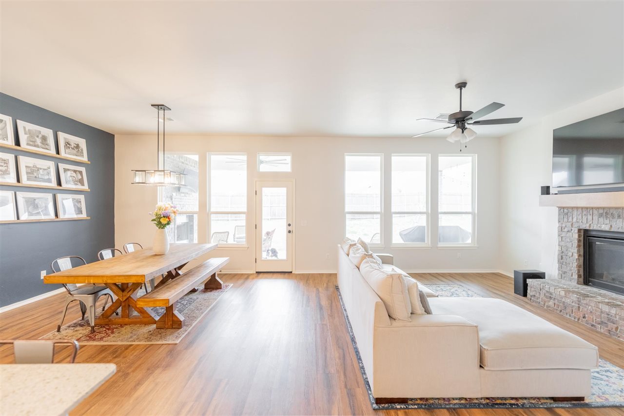 1809 W 25th Court