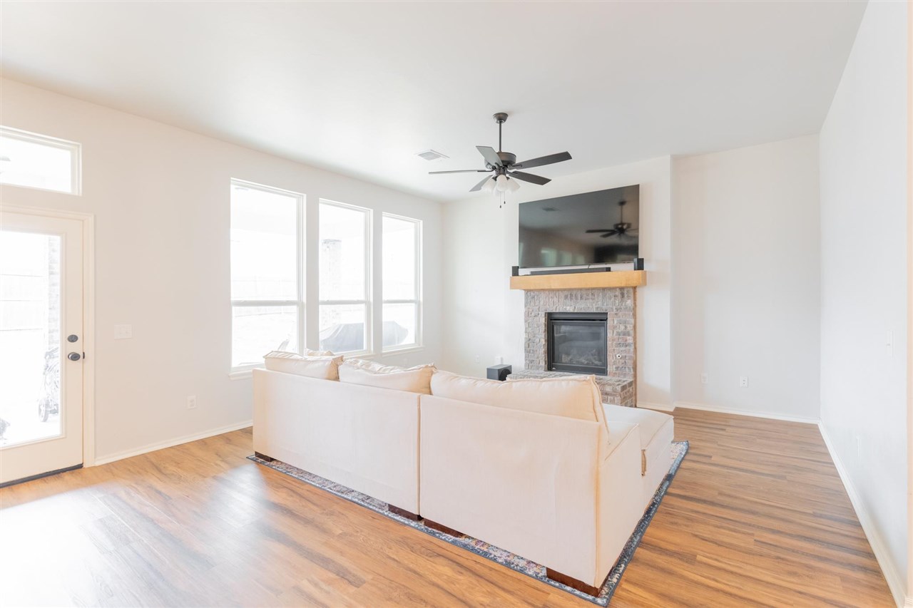 1809 W 25th Court