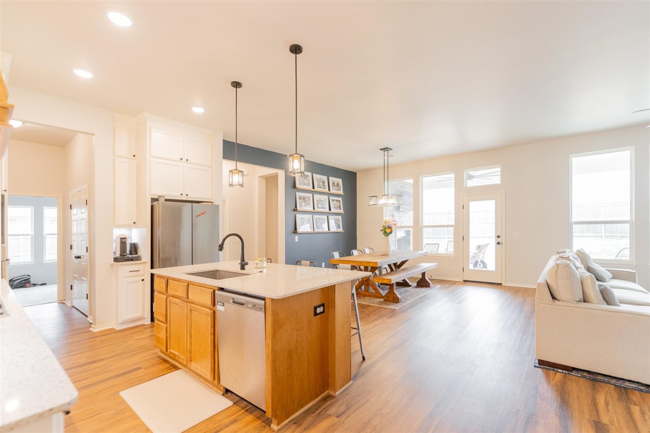 1809 W 25th Court