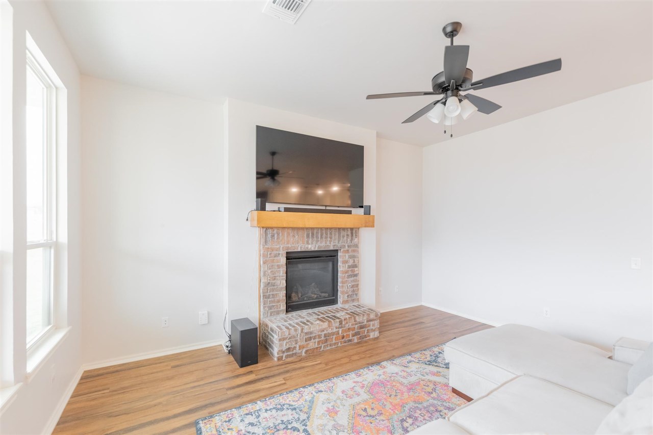 1809 W 25th Court