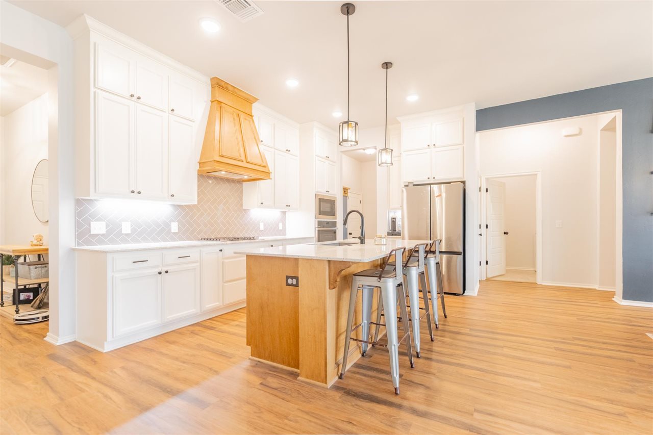 1809 W 25th Court