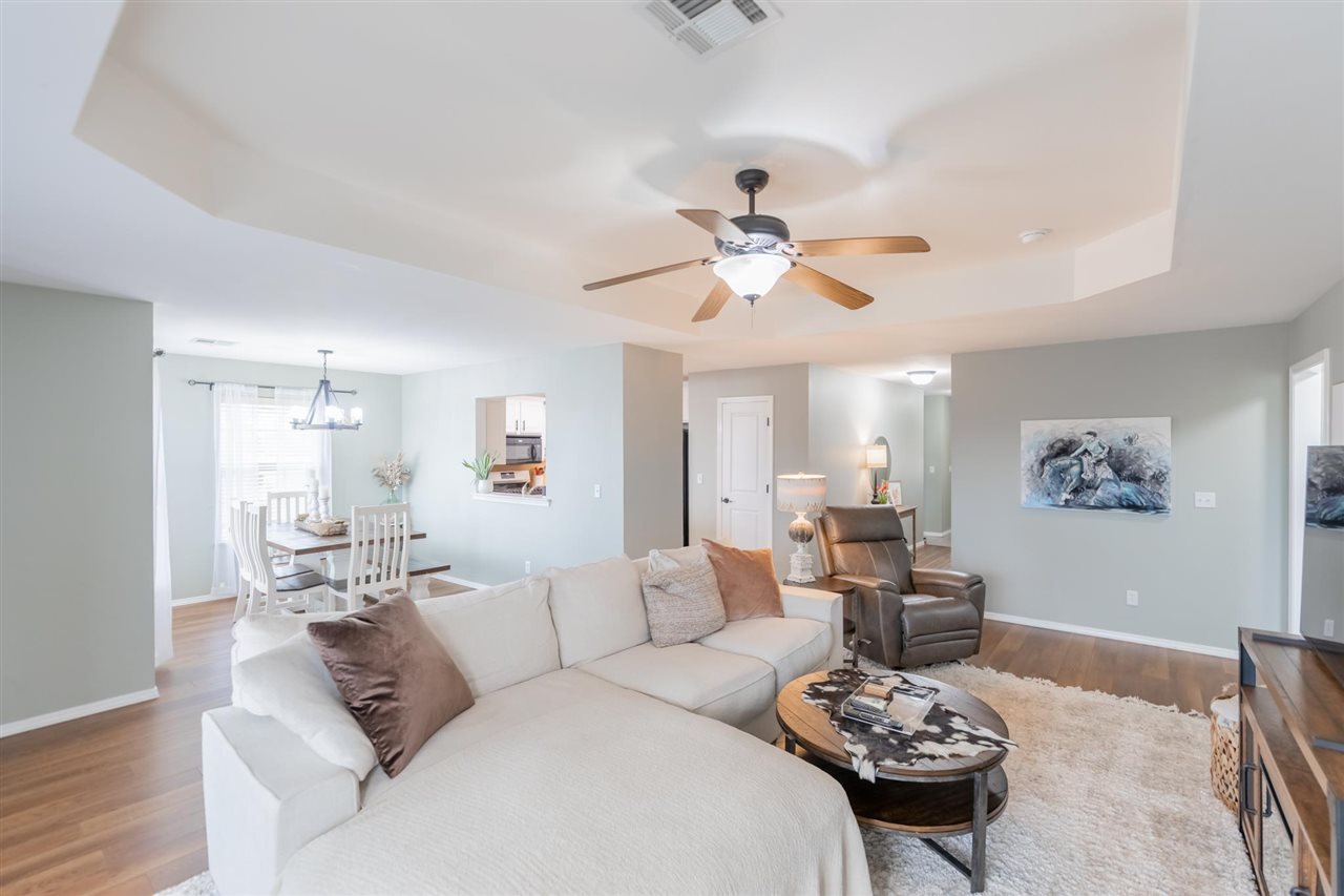 824 E Macy