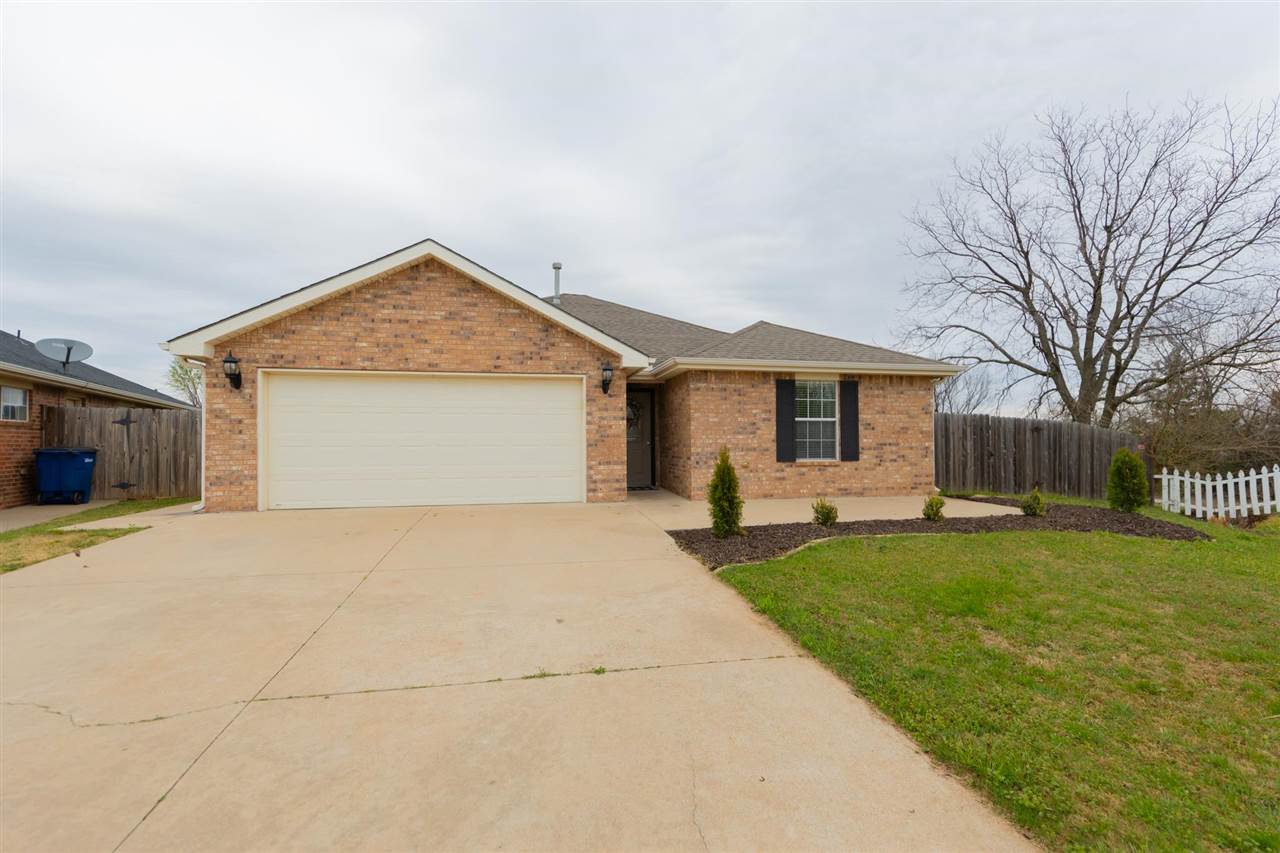 824 E Macy