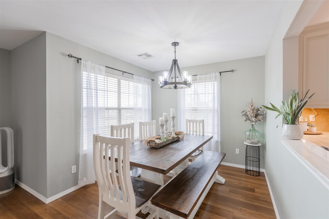 824 E Macy