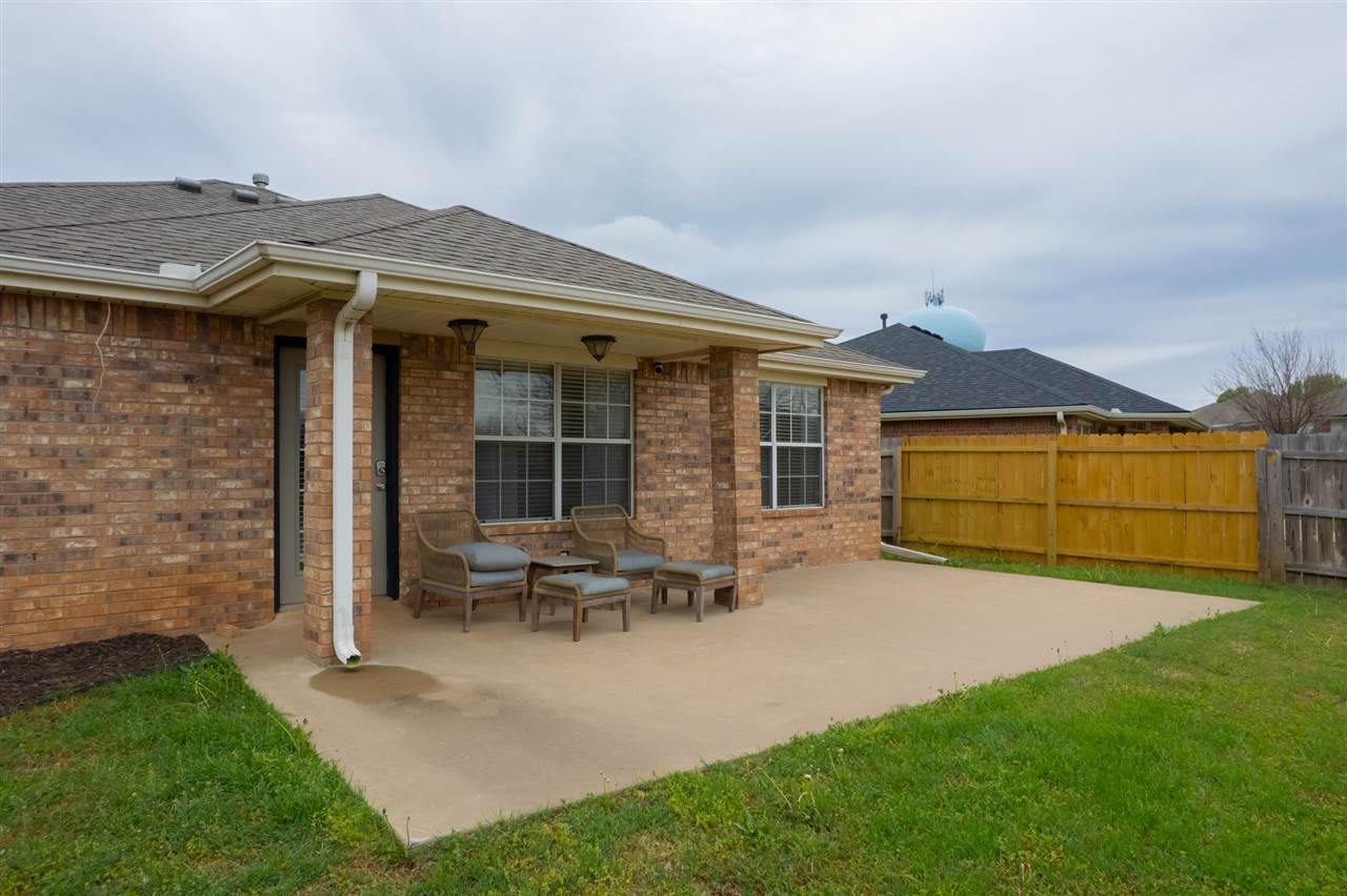 824 E Macy