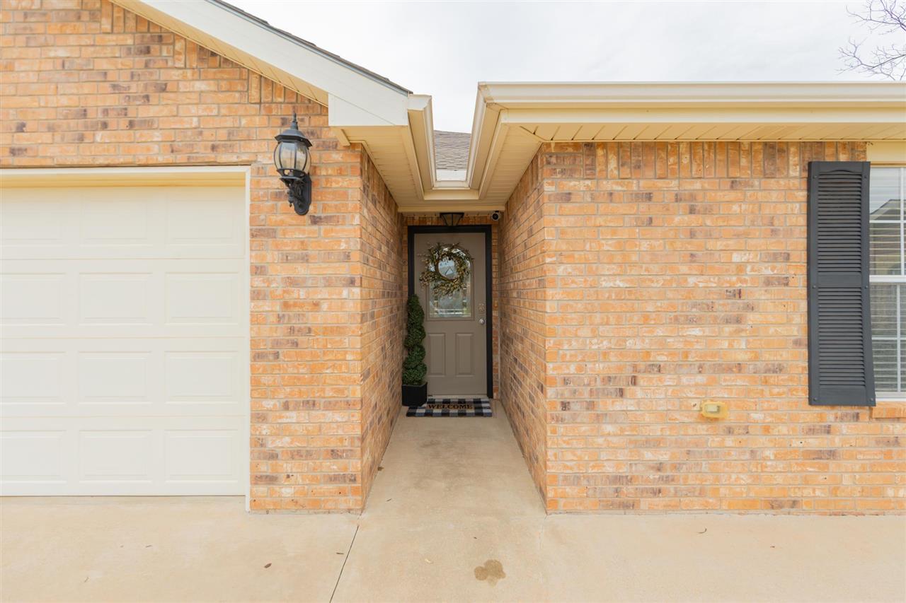 824 E Macy