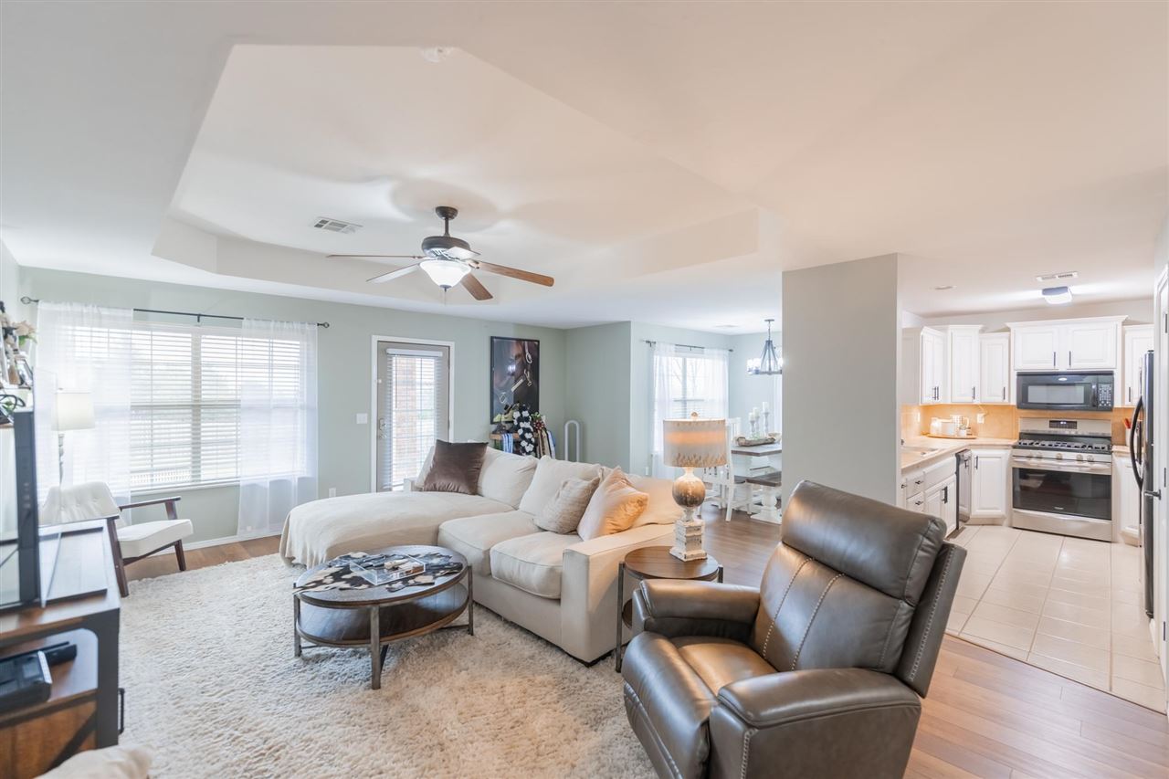 824 E Macy