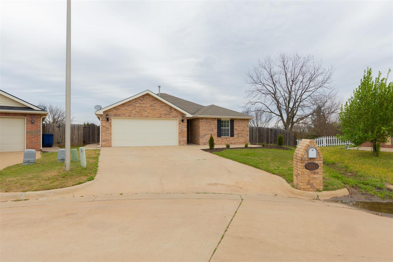 824 E Macy