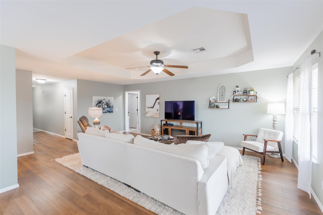 824 E Macy