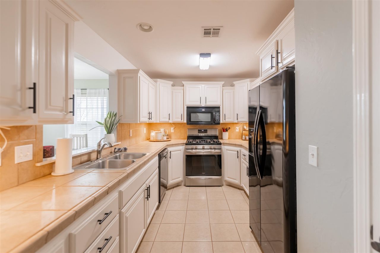 824 E Macy