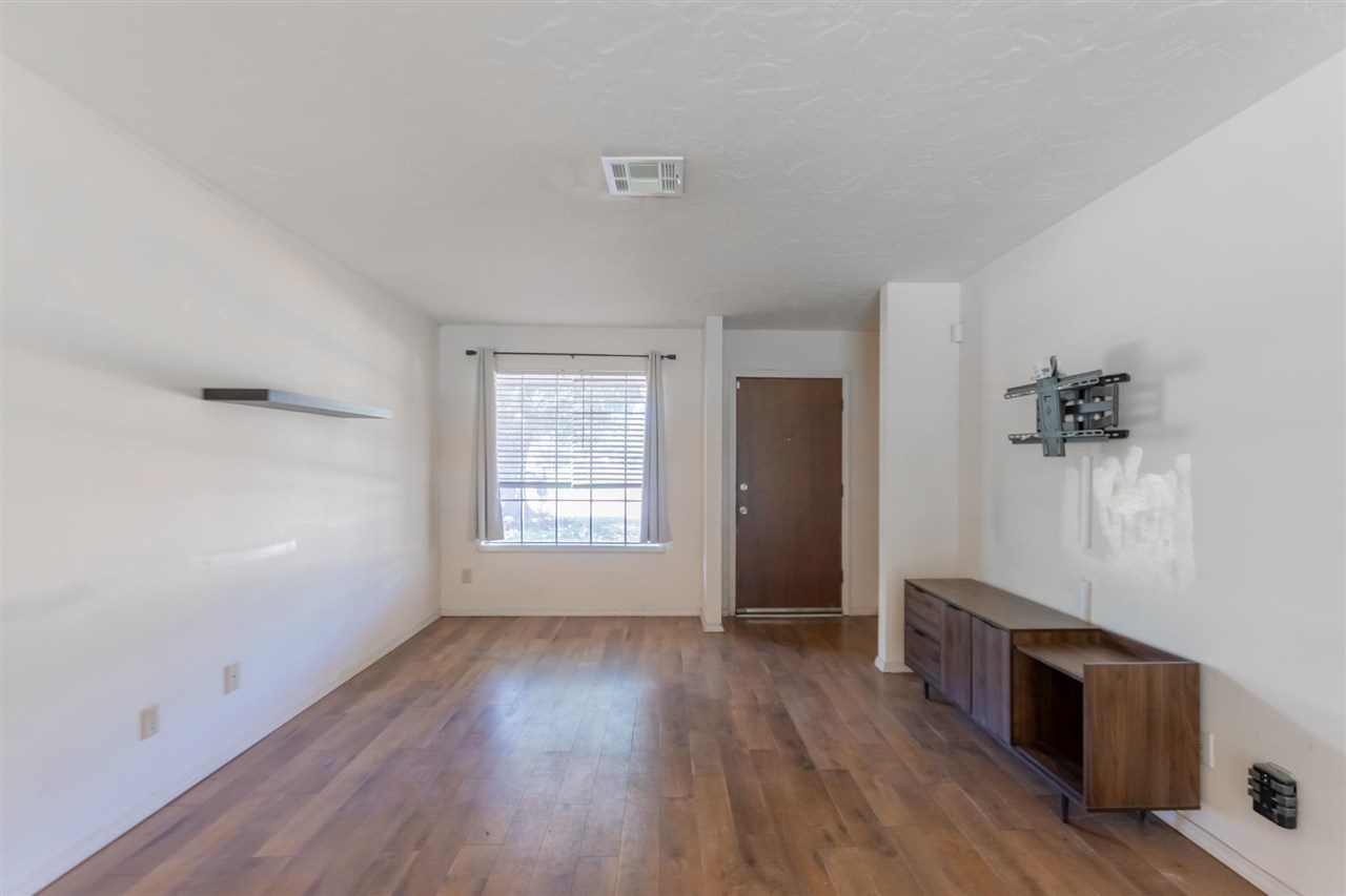 1702 N Benjamin