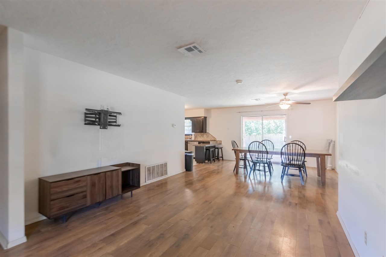 1702 N Benjamin