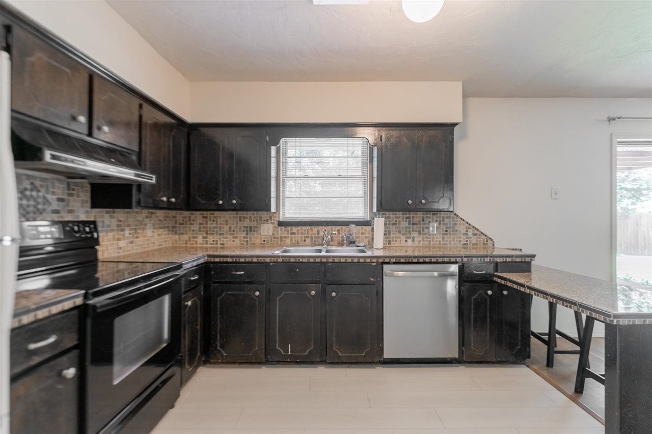 1702 N Benjamin