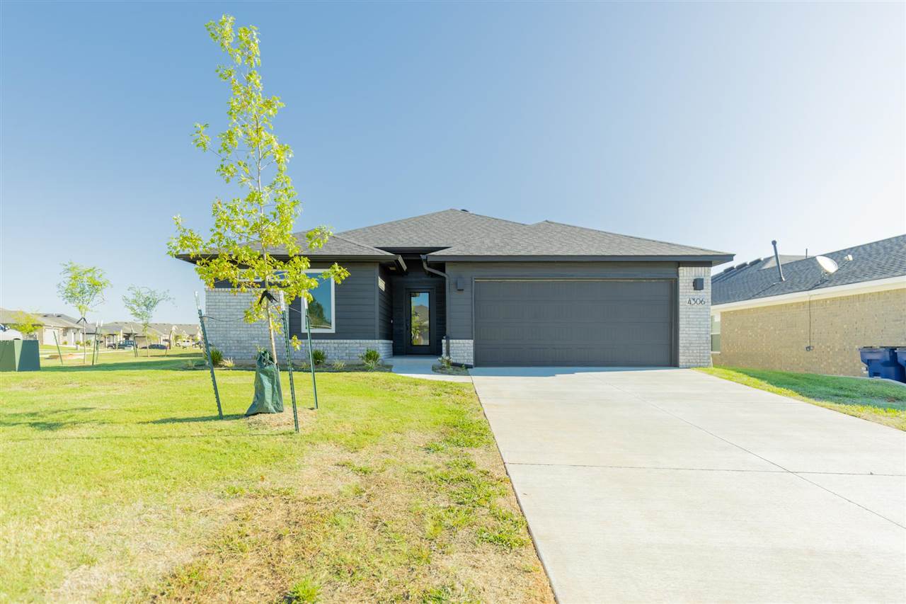 4306 W Country Club Drive