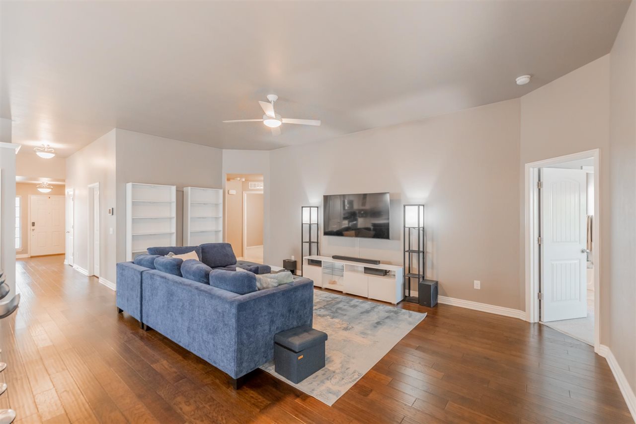 218 E Copper Canyon Avenue
