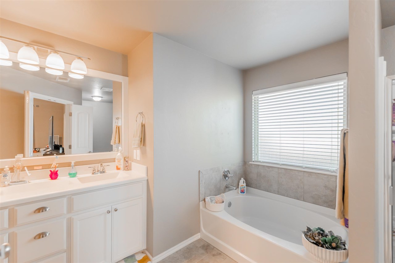 218 E Copper Canyon Avenue