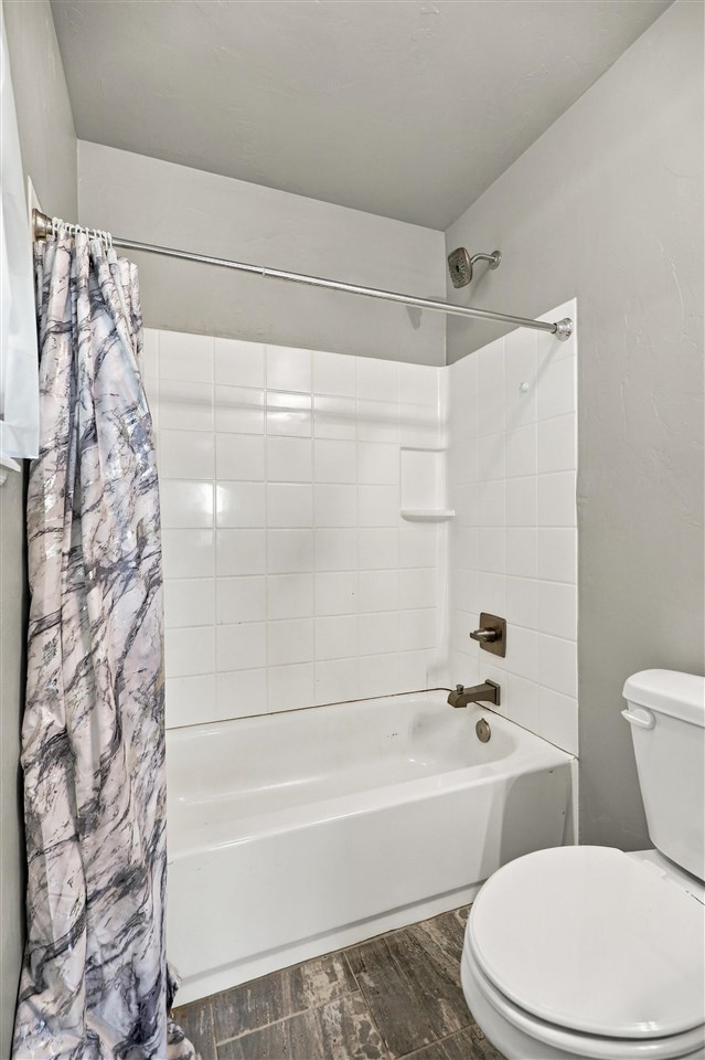 4306 W Country Club