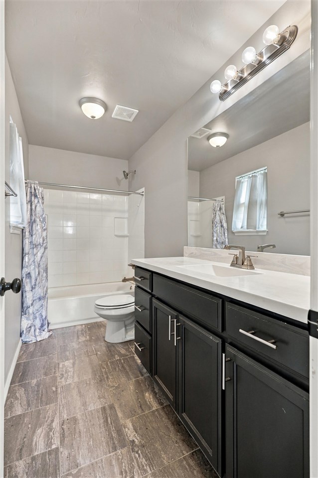 4306 W Country Club
