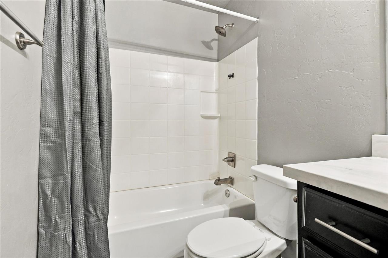 4306 W Country Club
