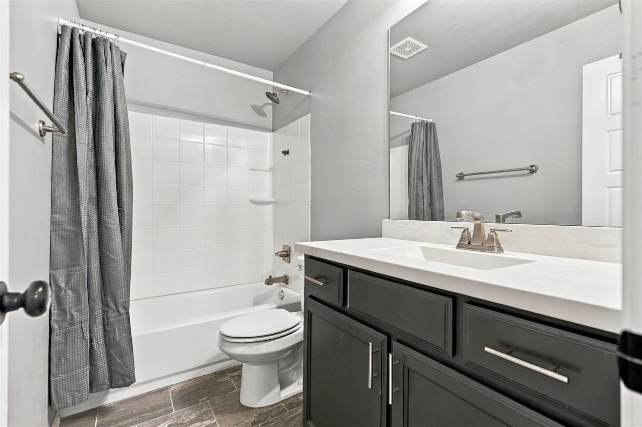 4306 W Country Club