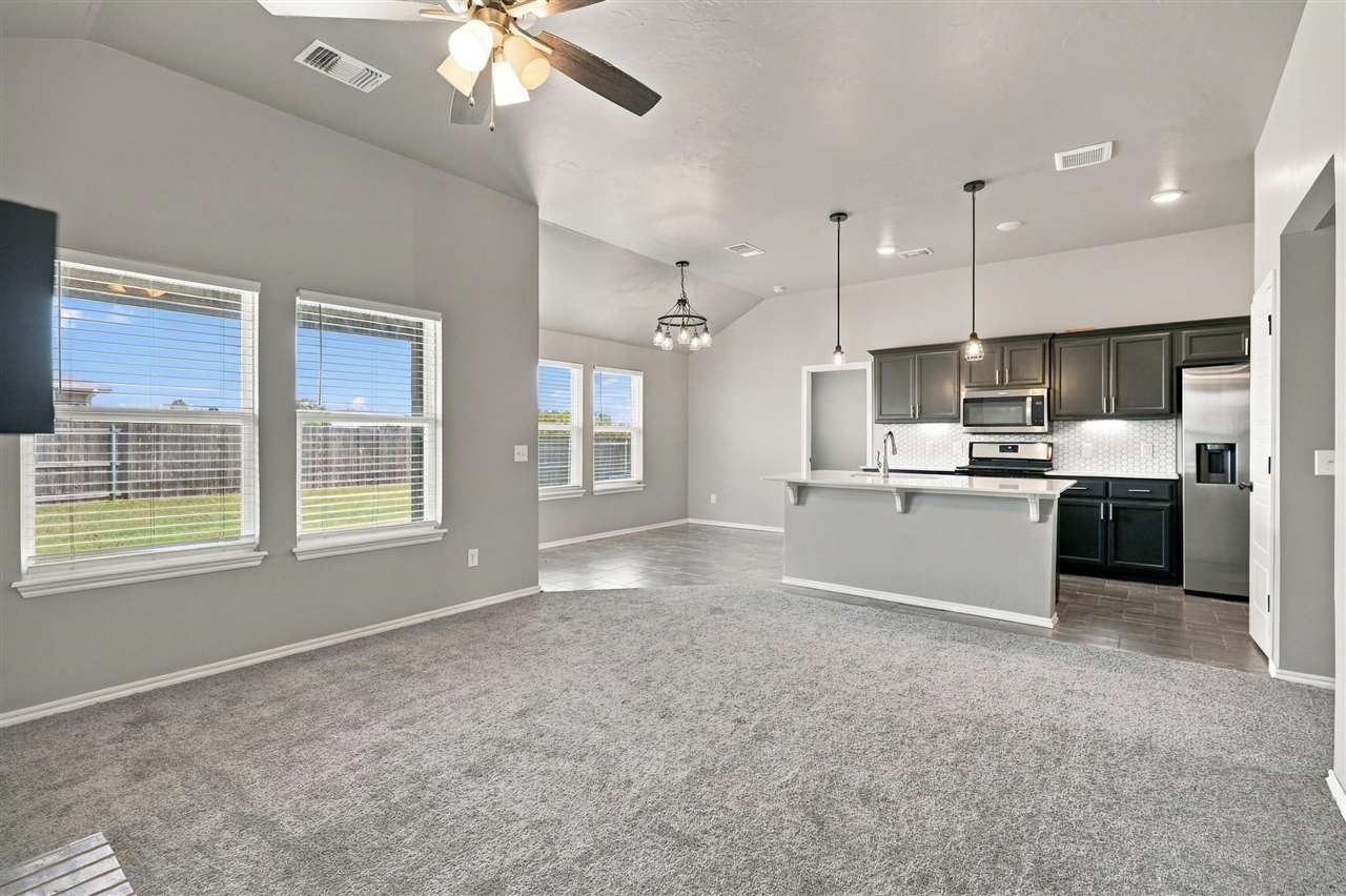 4306 W Country Club