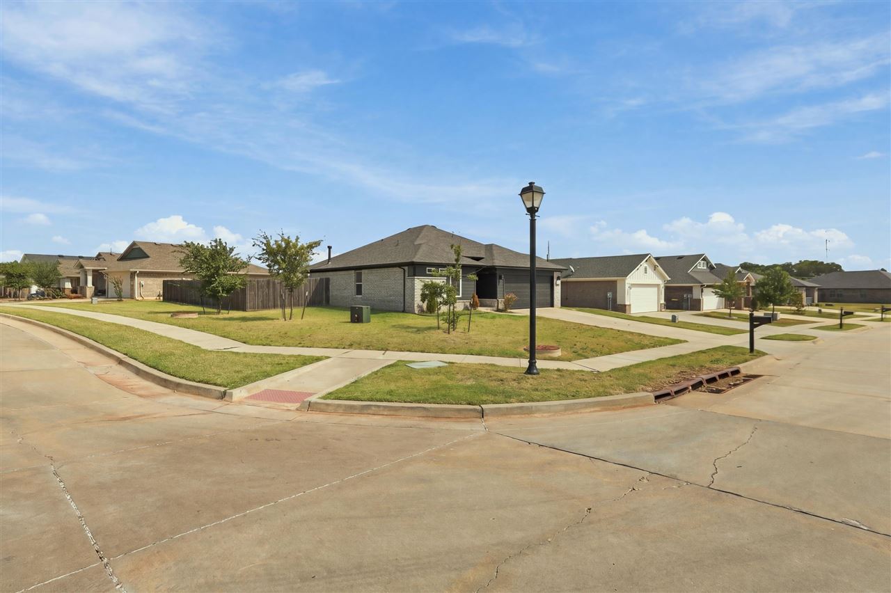 4306 W Country Club