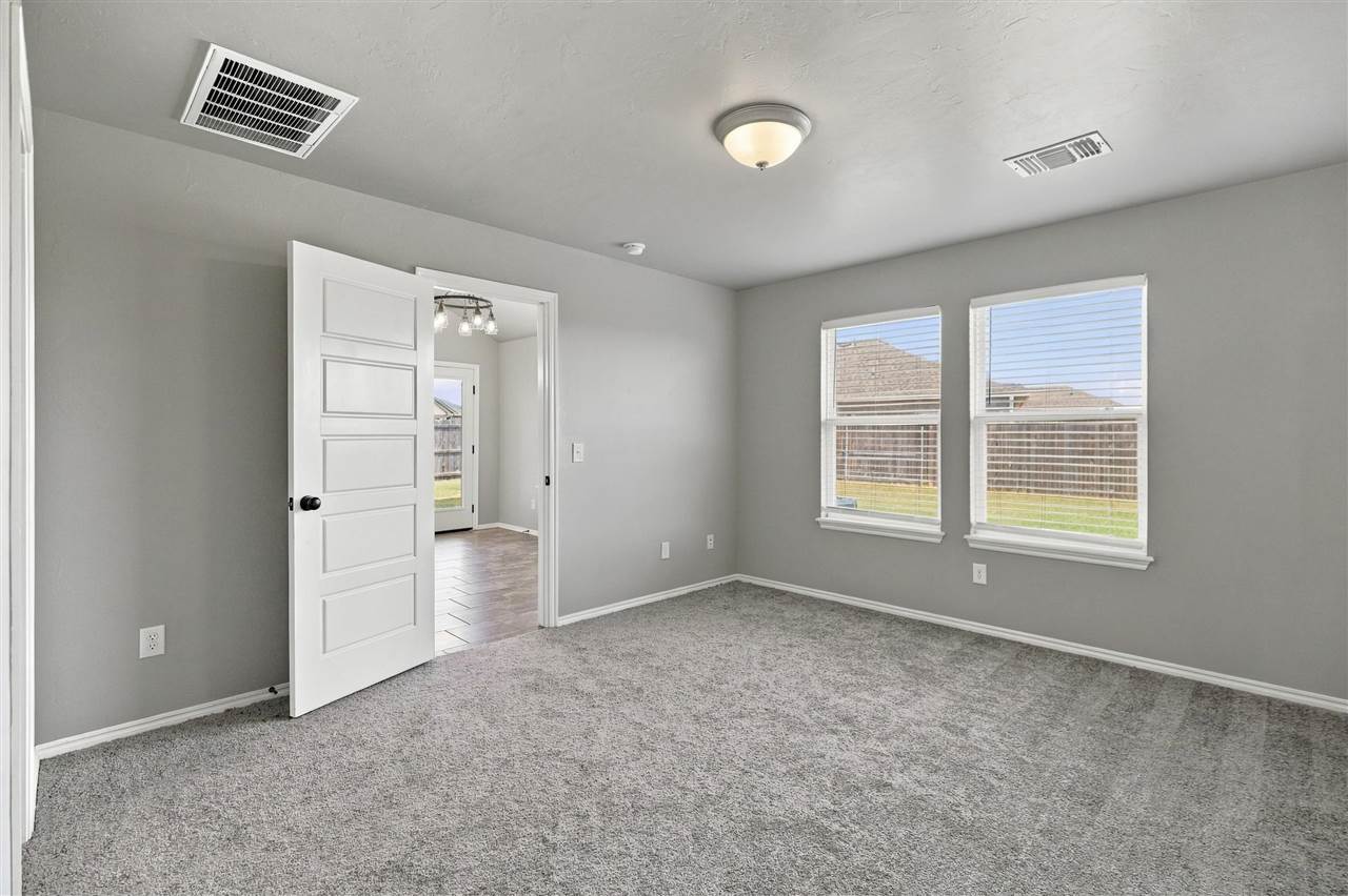 4306 W Country Club